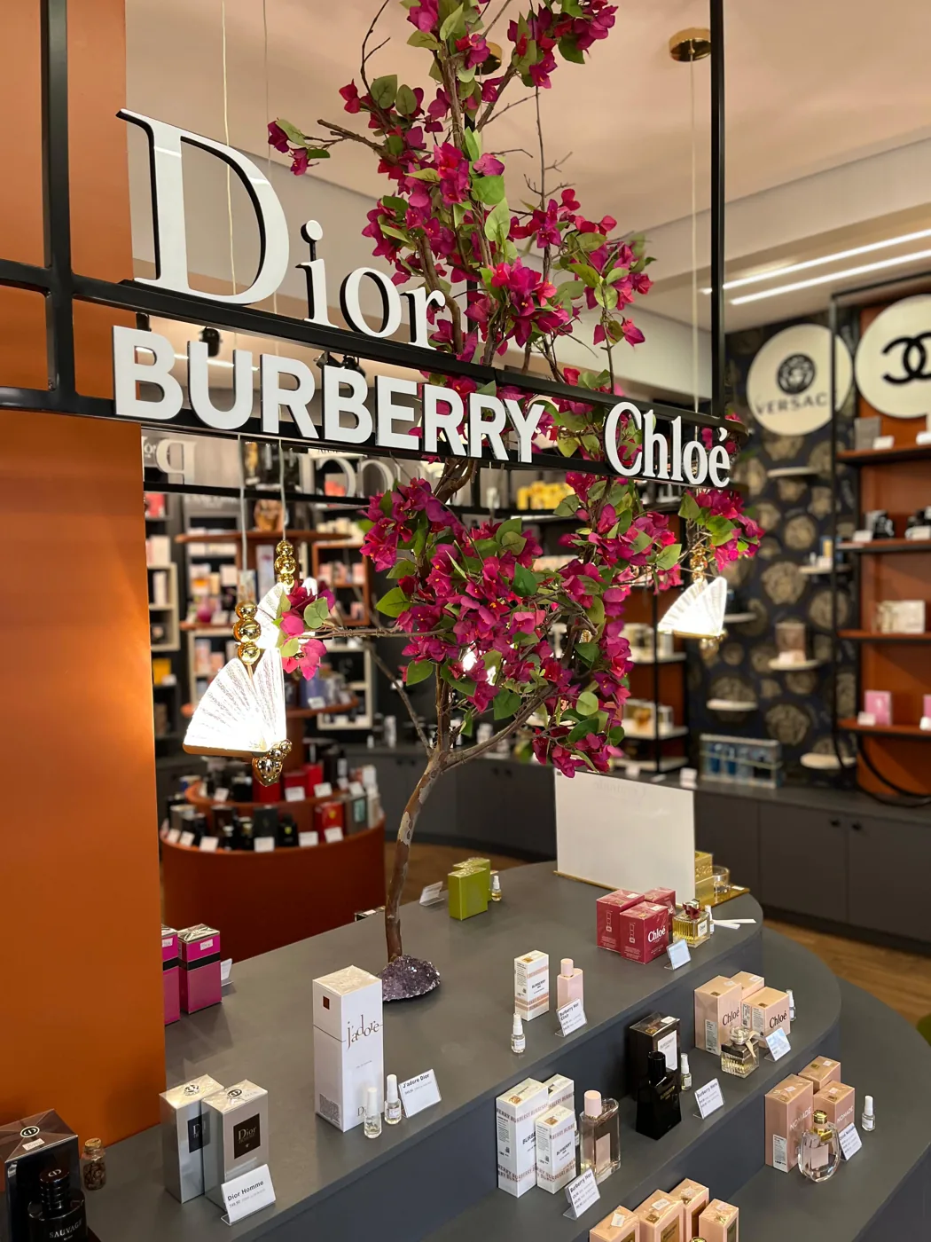 Vitrine da Rada com os letreiros Dior, Burberry e Chloé