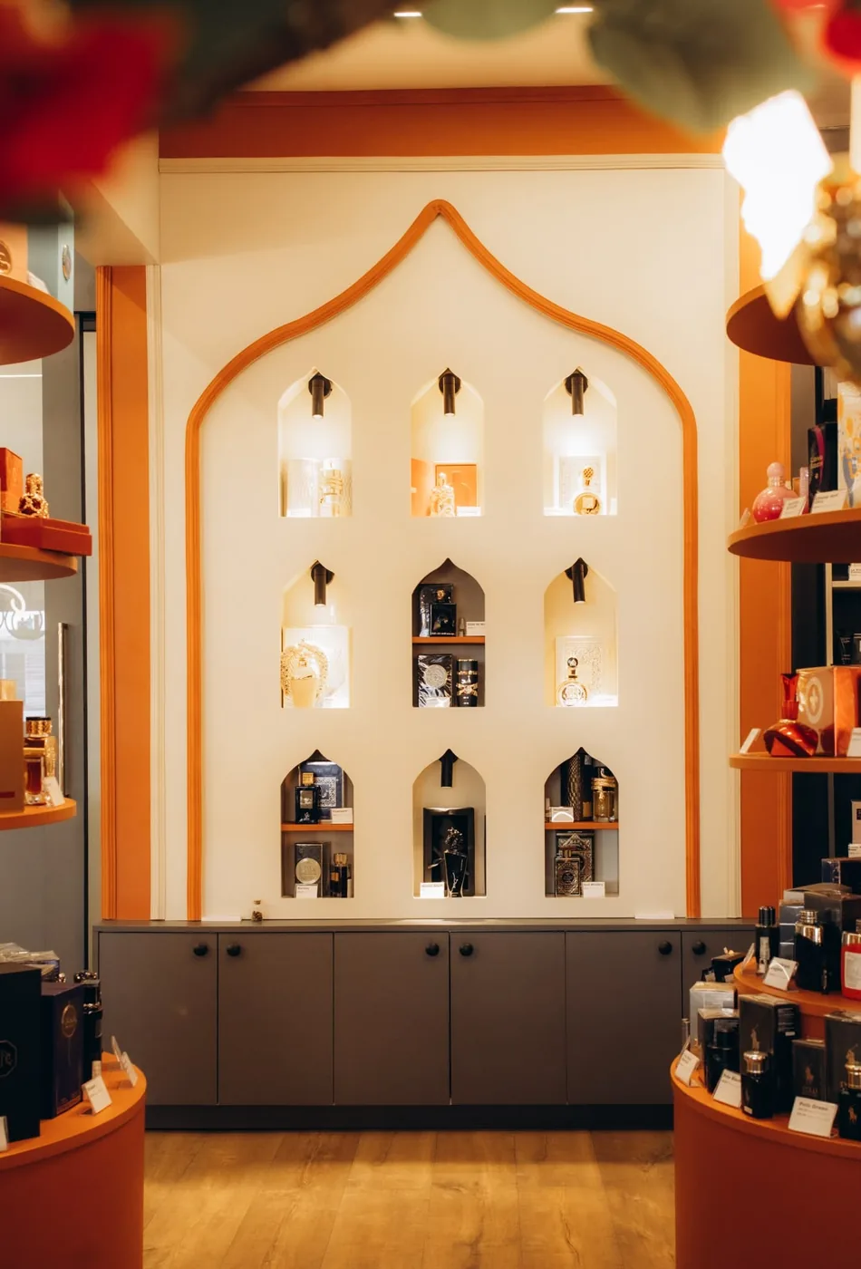 Nicho em arco da loja com perfumes árabes iluminados